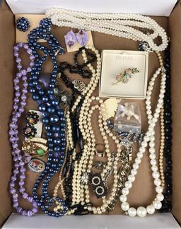 Group of 25 pieces costume jewelry