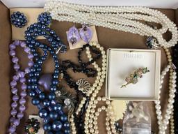 Group of 25 pieces costume jewelry