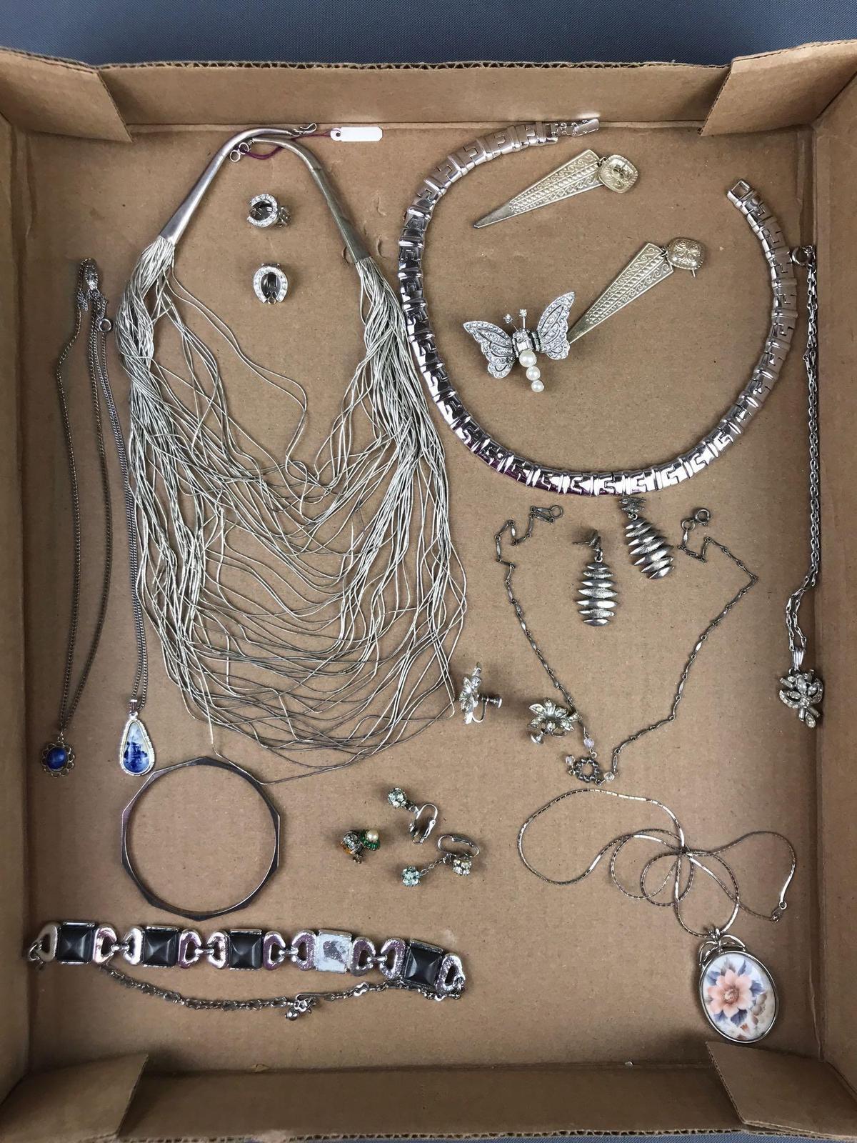 Group of 20+ pieces costume jewelry