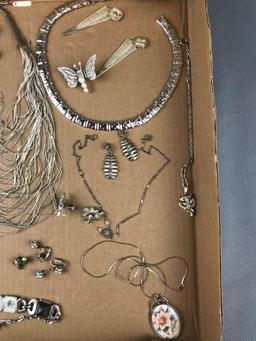 Group of 20+ pieces costume jewelry