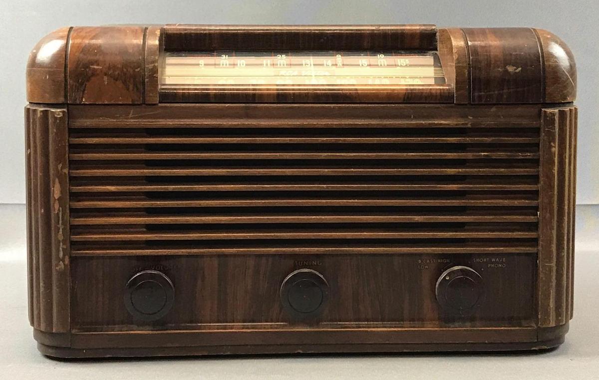 Vintage RCA Victor Model 26X3 Radio