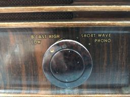 Vintage RCA Victor Model 26X3 Radio