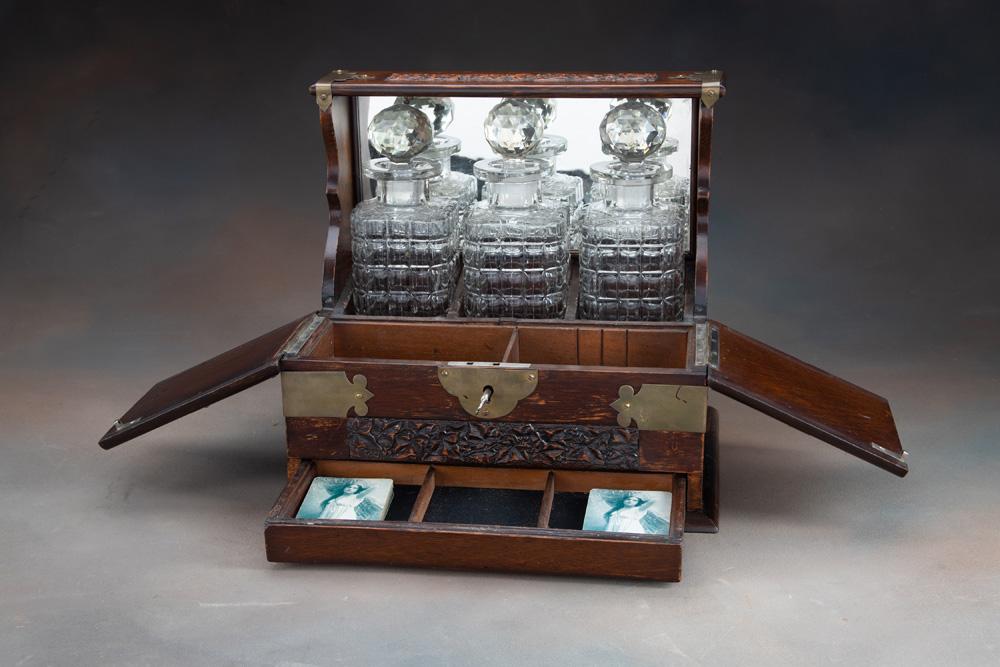 Finely carved, antique oak Tantalus (Liquor Case), circa 1900-1910, very detailed carving with ornat