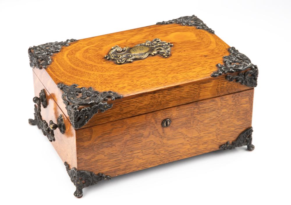 Extremely fine turn of the century, quality antique, oak quarter sawn case, traveling Gamblers Box, 