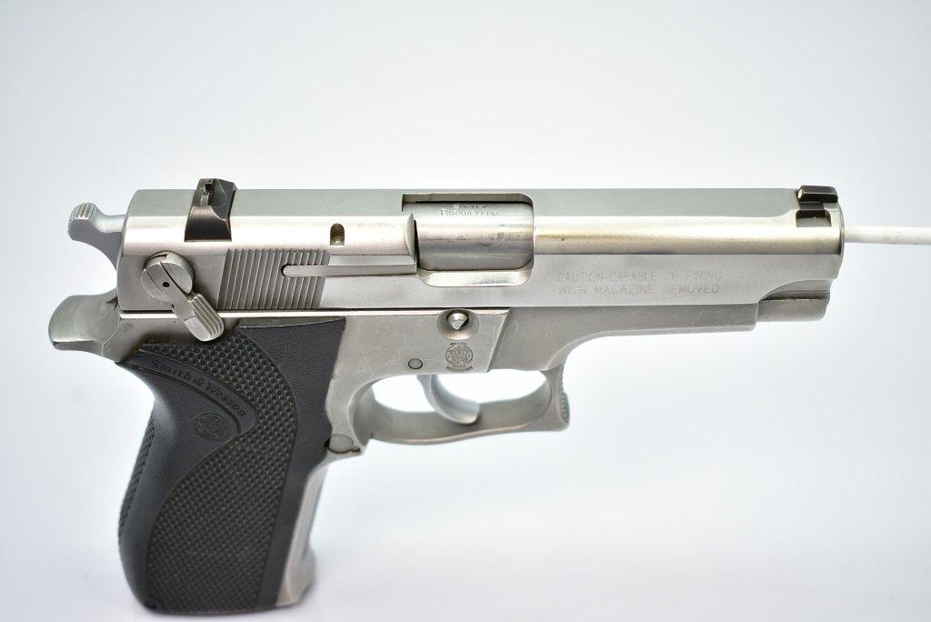 Smith & Wesson, Model 5906, 9mm cal., Semi-Auto