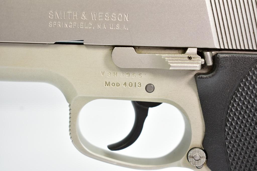 1997, Smith & Wesson, Model 4013, 40 S&W cal., Semi-Auto