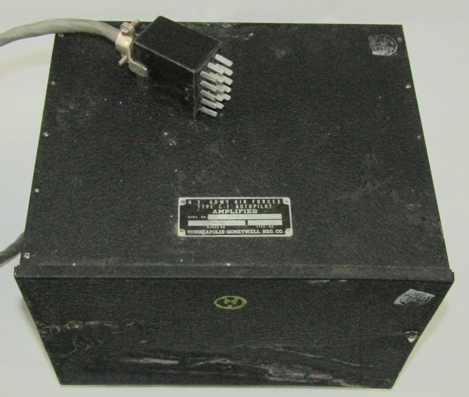 2pcs-Scarce WW2 B-17/B24  C-1 Autopilot Control Box & C-1 Amplifier