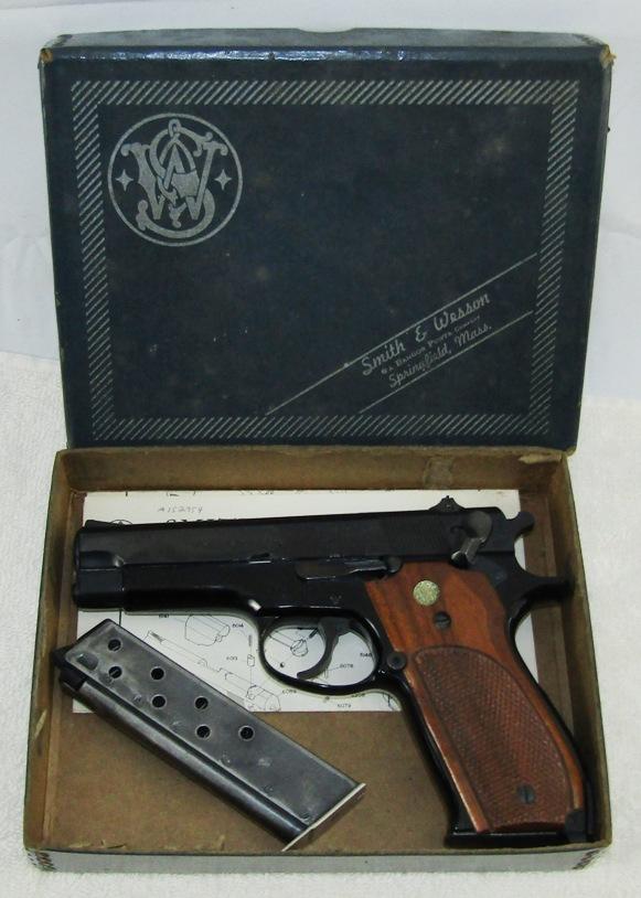 Smith & Wesson Model 39-2 Semi Auto 9mm Pistol With Box