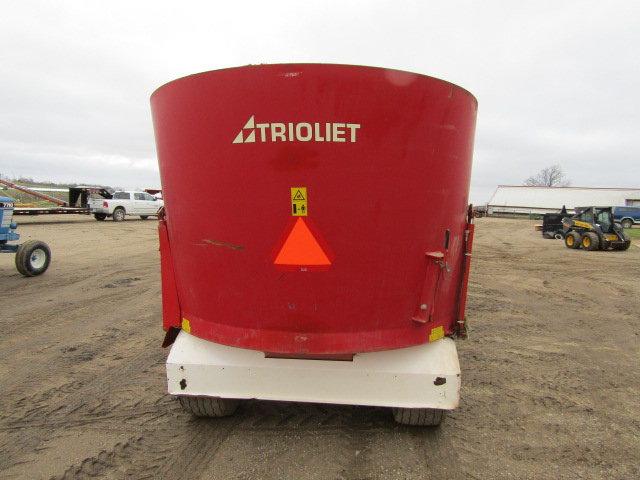 Triolet Model 1-1000L Single Screw Trailer Type TMR Mixer, Electronic Digit