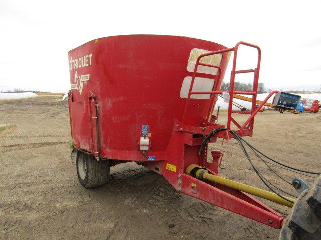 Triolet Model 1-1000L Single Screw Trailer Type TMR Mixer, Electronic Digit