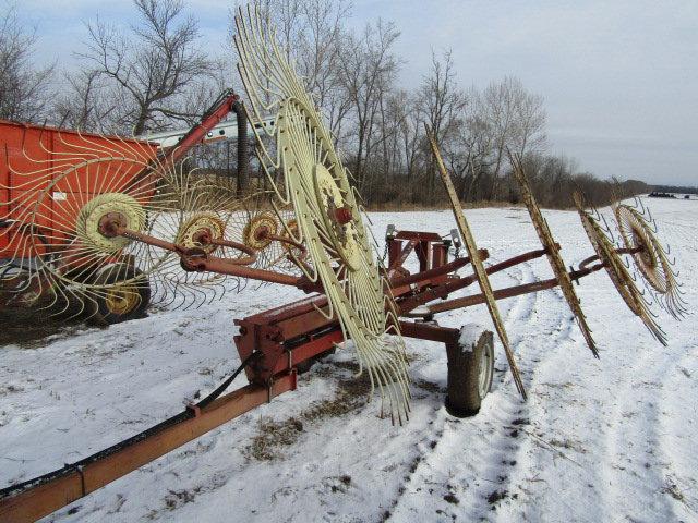 Sitrex 10 Wheel V Rake on Hydraulic Cart