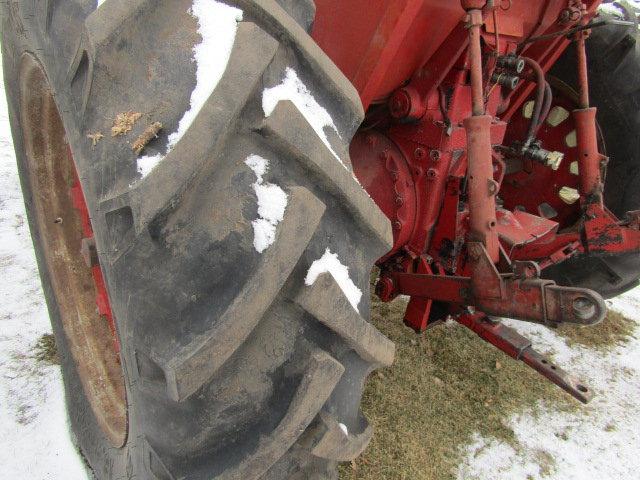 1970 IH 856 Diesel Tractor, Year Around Cab, Good 18.4 X 38 Inch Rear Tires