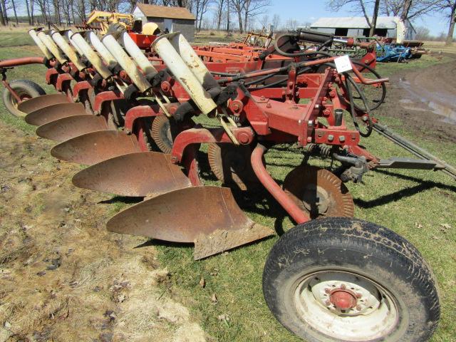 Nice IH Model 770 6 X 16 Inch Pull Type Automatic Reset Plow, Coulters