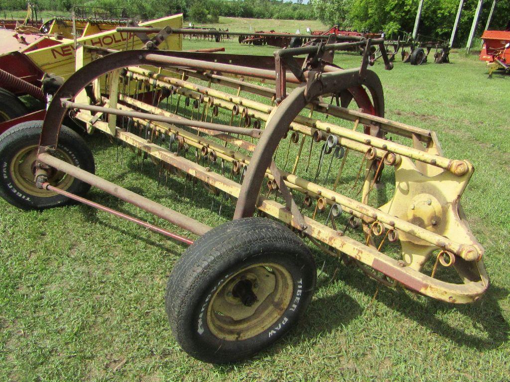 New Holland Model 256 Parallel Bar Rake