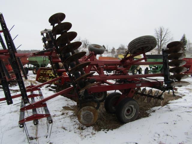 221. IH Model 496 18 FT. Hydraulic Fold Cushion Gang Disc