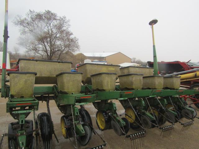 750. 253-353. John Deere 7000 6 Row 30 Inch Corn Planter, Dry Fertilizer, T