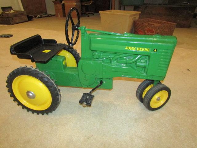 700. 1/8 Scale Ertl John Deere Pedal Tractpr