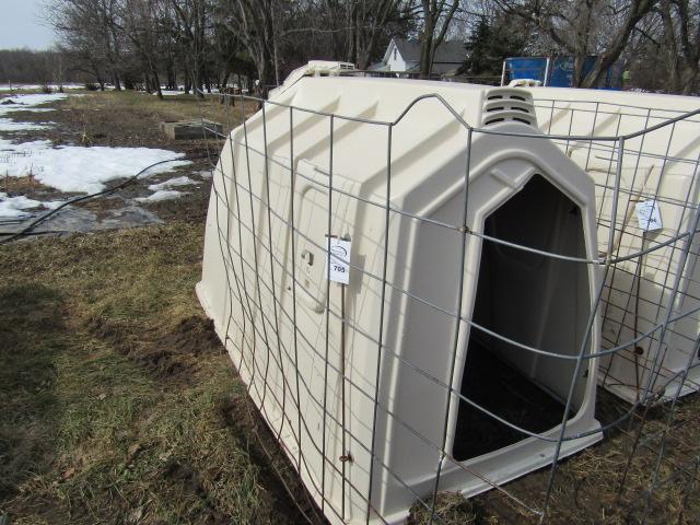 705. Calftel Calf Hut with Rear Bedding Door & Wire Panel