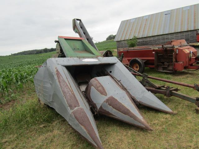 905. New Idea Model 324 Two Row Wide Corn Picker, 8 Roll Husking Bed