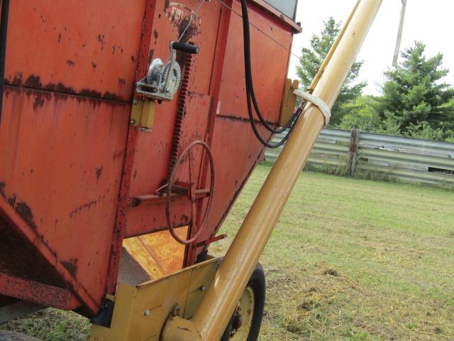 1649. Farm King Gravity Box with Metal Extensions with Good 12 FT. Hydrauli