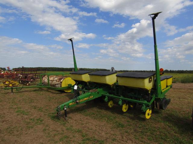 1687. Nice John Deere Model 1750 6 Row X 30 Inch Max Emerge Plus Corn Plant