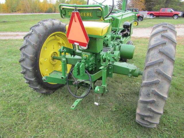 917. 1952 John Deere Model B Tractor, Roll-O-Matic, New 12.4 X 38 Inch Rear