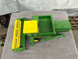 1/16 John Deere 6600 combine with bean head, plastic reel, no box