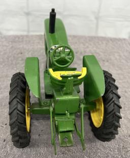 1/16 John Deere 20 Series tractor, 4 levers on dash, 2 short filters, no box, repaint