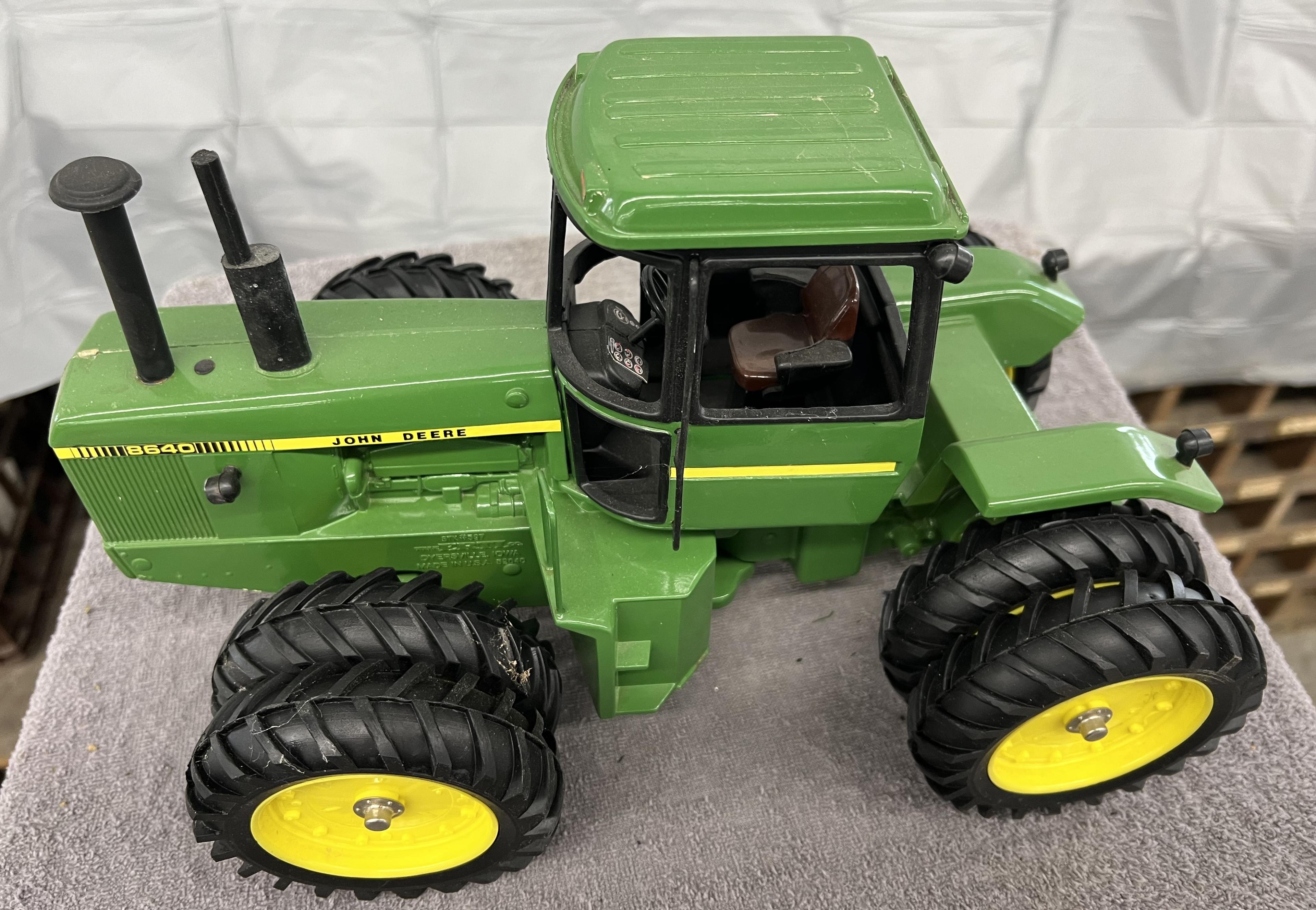 1/16 John Deere 8640 4WD tractor, duals, no box