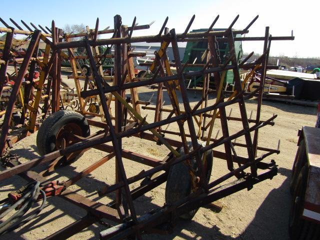 1586. 364-782. 4 SECTION SPIKE TOTH HARROW ON HARMS HYDRAULIC CART, TAX / S