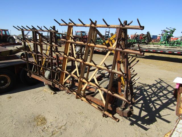 1586. 364-782. 4 SECTION SPIKE TOTH HARROW ON HARMS HYDRAULIC CART, TAX / S