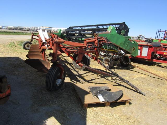 1670. 210-356, IH 700 7 X 16 AUTO RESET ON LAND PULL TYPE PLOW,  4 EXTRA BO