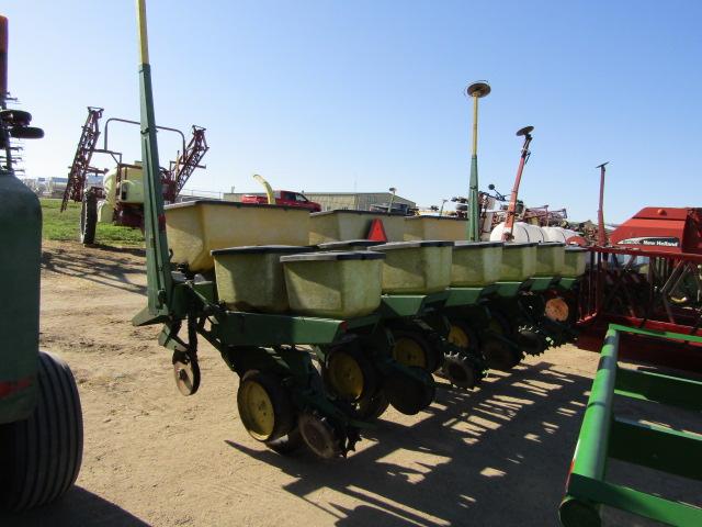 1769. 403-951. JOHN DEERE 7000 6RN CORN PLANTER, DF, 200 ACRES ON SEED METE