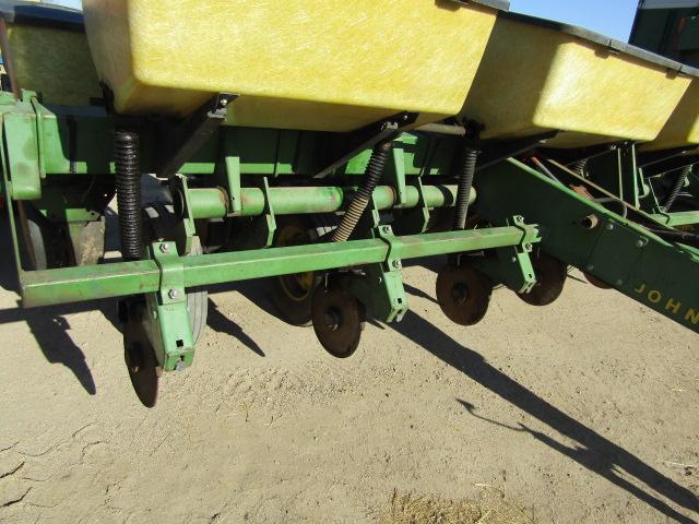 1769. 403-951. JOHN DEERE 7000 6RN CORN PLANTER, DF, 200 ACRES ON SEED METE