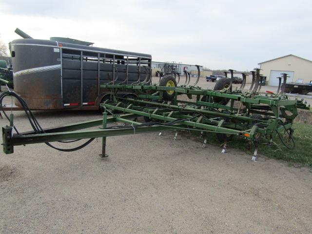 1800. 451-1072, JOHN DEERE 1010 24 FT. FOLDING FIELD CULTIVATOR, WALKING TA