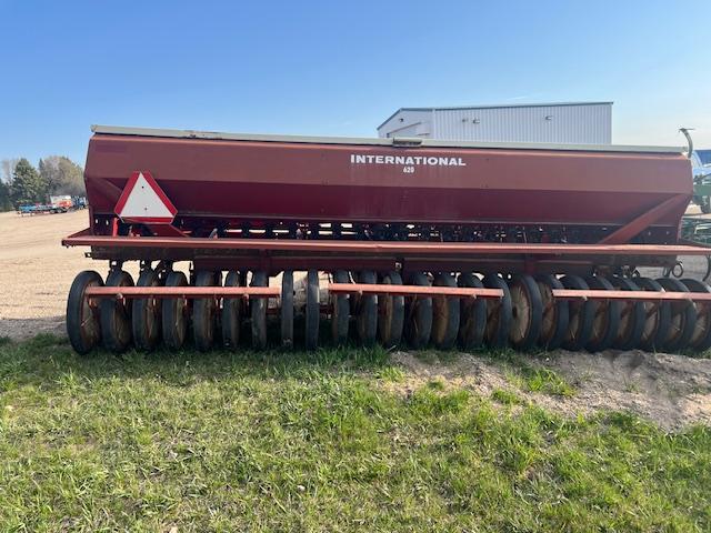 1801. 567-1508 IH 620 14' Press Drill, 7.5" Spacing, Hitch, No Cylinder, Large Press Wheels