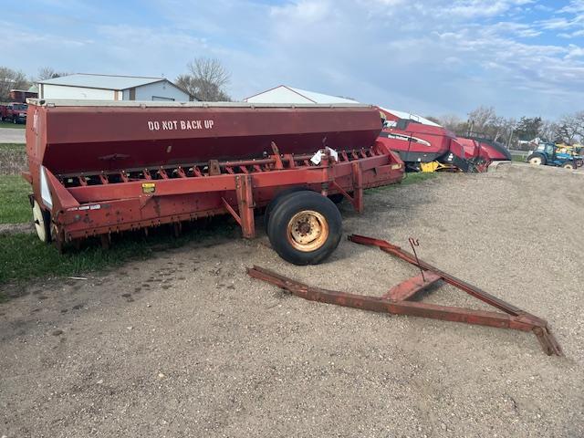 1801. 567-1508 IH 620 14' Press Drill, 7.5" Spacing, Hitch, No Cylinder, Large Press Wheels