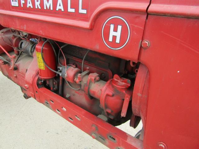 504. 532-1413, FARMALL H TRACTOR, SINGLE HYDRAULICS, TAX / SIGN ST3