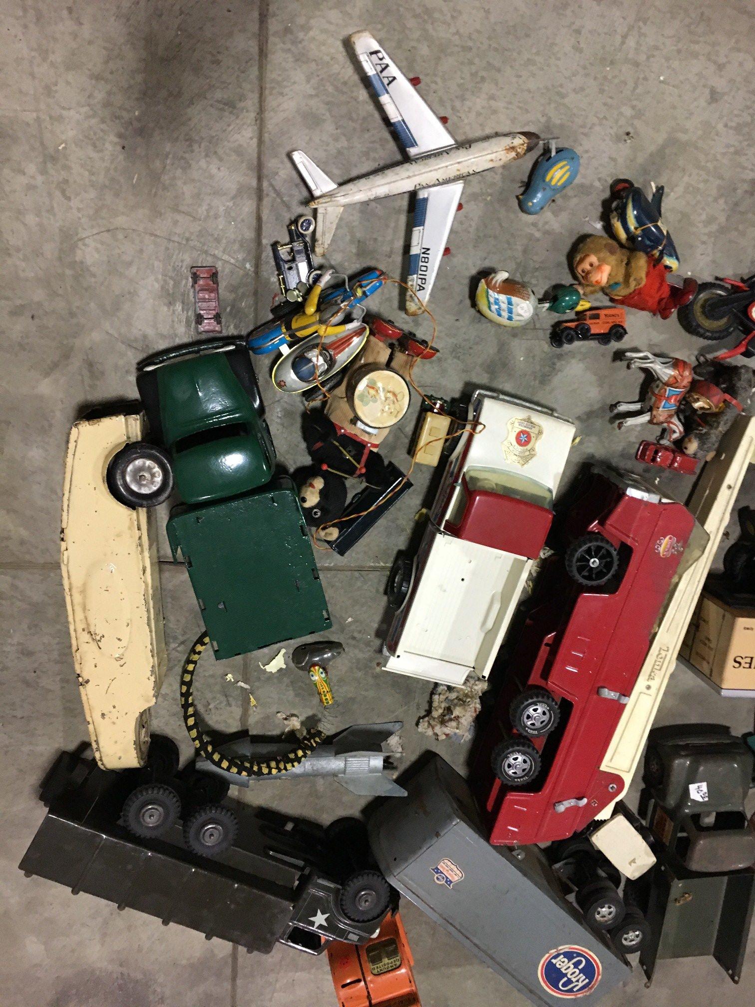 Pallet of misc vintage tin toys