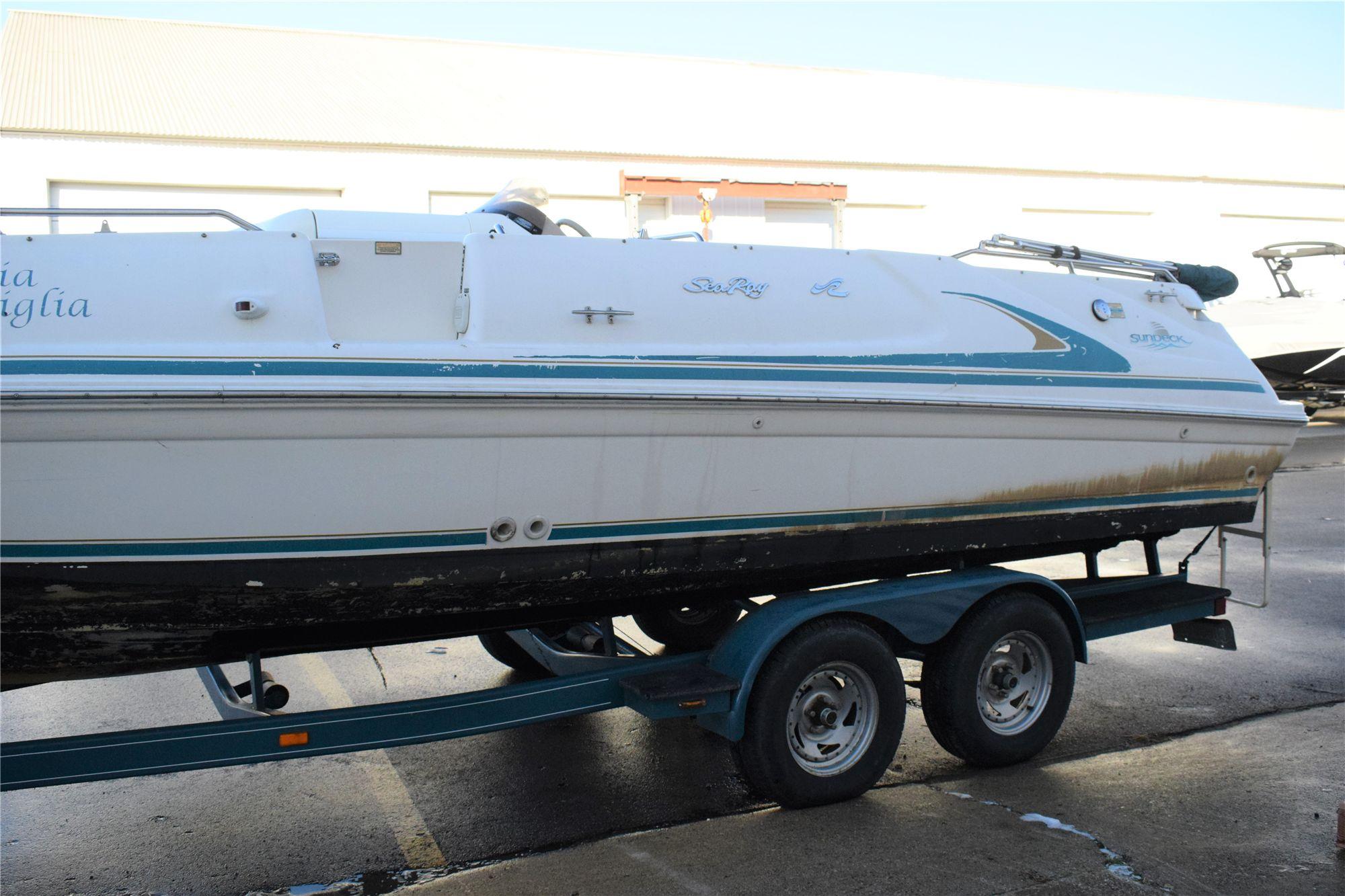 1998 Sea Ray Sundeck 240 . This boat is located in: Grand Rapids, MI
