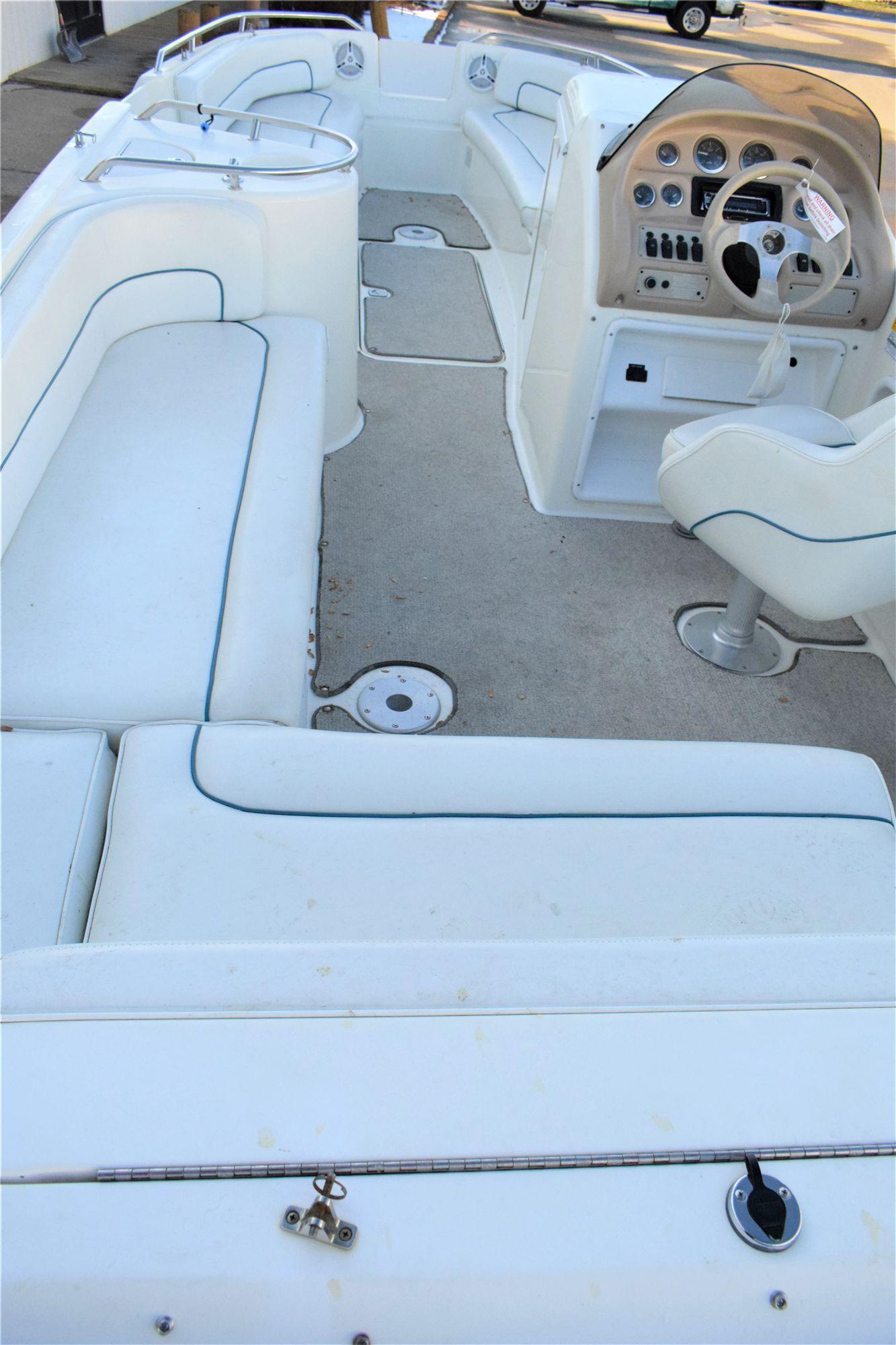 1998 Sea Ray Sundeck 240 . This boat is located in: Grand Rapids, MI