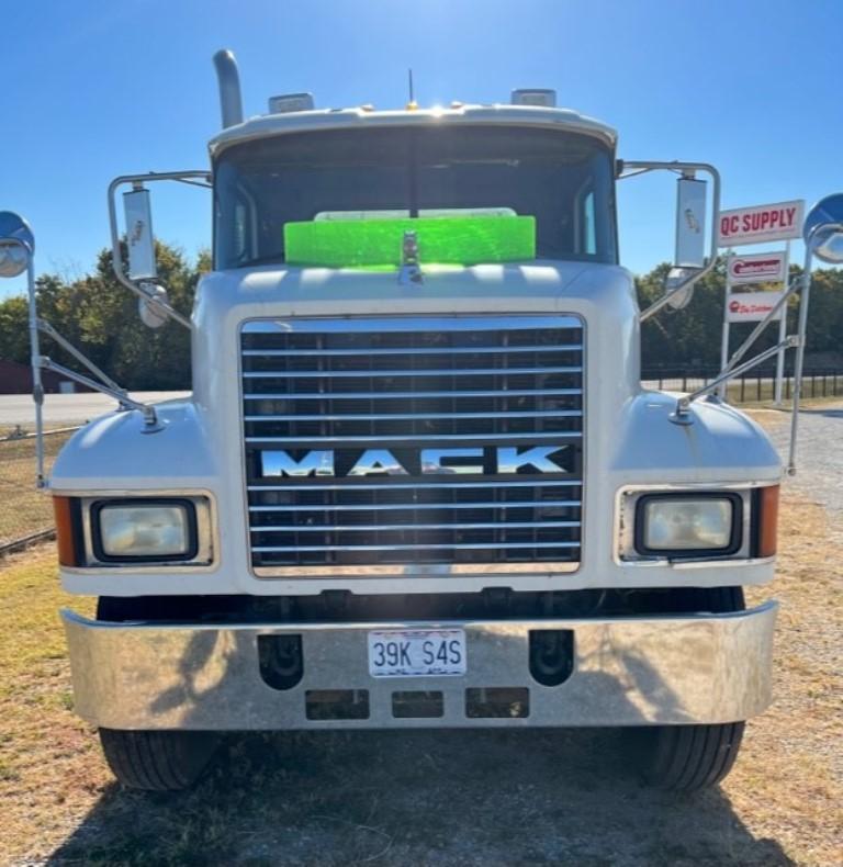 Cassville, MO- 2004 Mack Truck