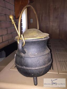 Heavy cast iron kettle pot