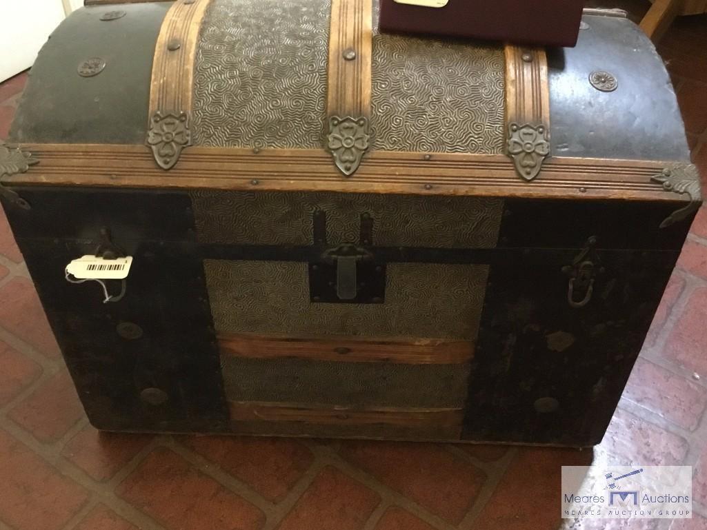 VINTAGE CAMELBACK TRUNK