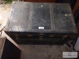 Vintage trunk/foot locker with tray