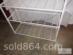 Floor shelving unit