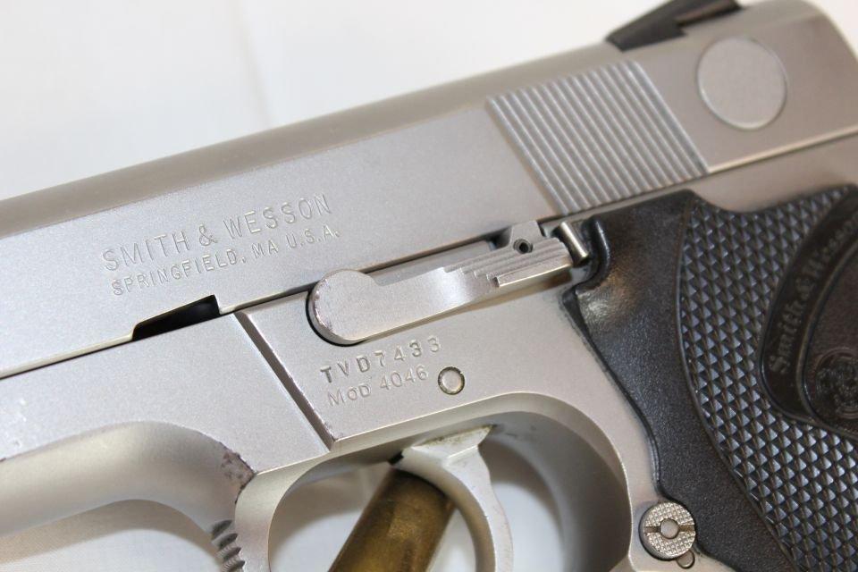 Smith & Wesson Mod. 4046 .40 S&W Pistol w/3 Mags.