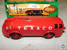 Ertl Texaco 1993 Collector Series #11 '34 Diamond T Tanker in the box