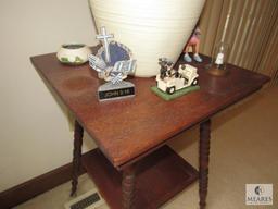 Square Spindle Leg Side / Accent Table w/ Lamp and Decorative items