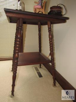 Square Spindle Leg Side / Accent Table w/ Lamp and Decorative items